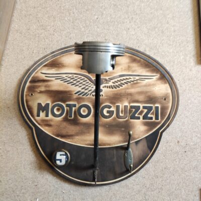 Porte casque sur un support en bois décor Moto Guzzi piston sur tige