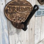 Porte casque Triumph bielle en chêne