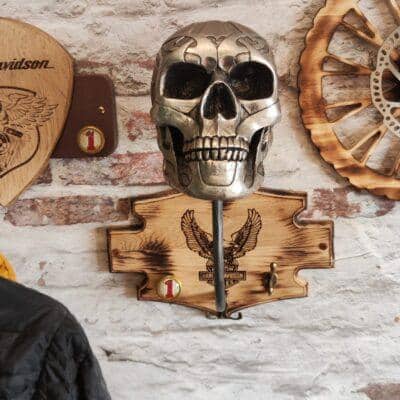 Porte casque en bois avec une tête en résine