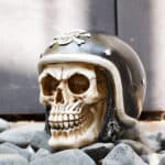 Crane tête de mort avec un casque noir