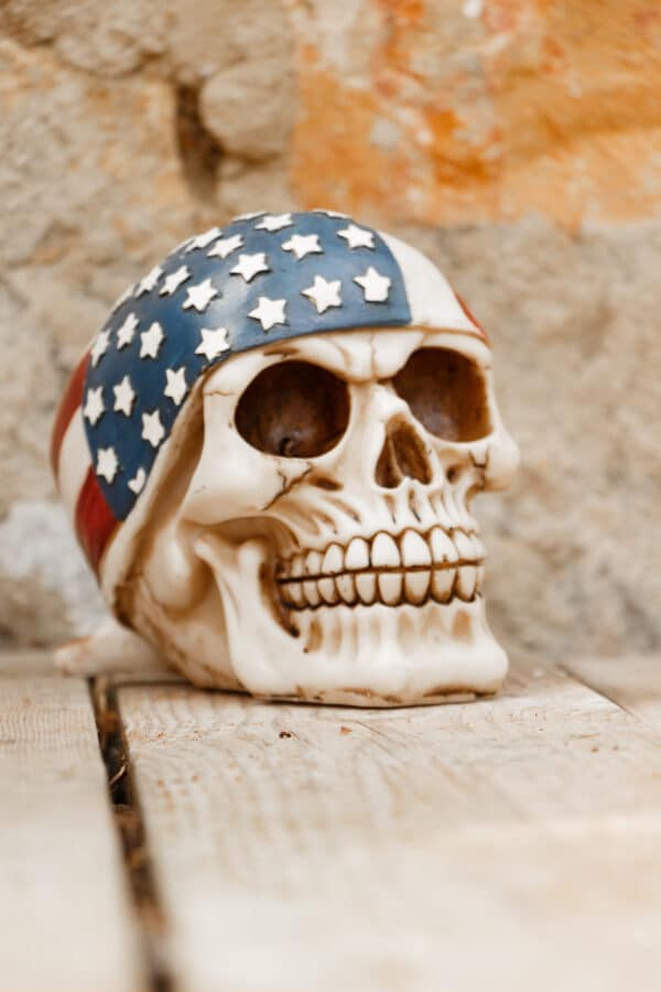 Crâne en résine avec un bandana drapeau Américain