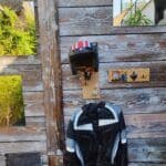 porte casque en chêne avec porte gants, clés, blouson avec une plaque métallique officiel Vespa présenté en situation