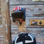 porte casque en chêne avec porte gants, clés, blouson avec une plaque métallique officiel Vespa présenté en situation