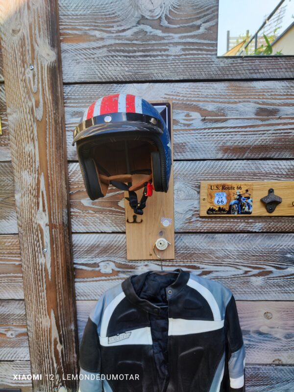 porte casque en chêne avec porte gants, clés, blouson avec une plaque métallique officiel Vespa présenté en situation