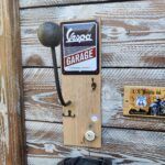 porte casque en chêne avec porte gants, clés, blouson avec une plaque métallique officiel Vespa et une boule en cuir pour protéger l'intérieur du casque