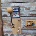 porte casque en chêne avec porte gants, clés, blouson avec une plaque métallique officiel Vespa et une boule en bois pour protéger l'intérieur du casque