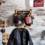 Porte casque double en situation qui explique le fonctionnement du produit