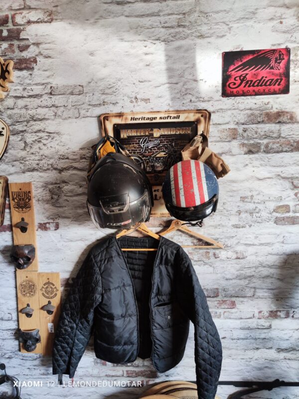 Porte casque double en situation qui explique le fonctionnement du produit