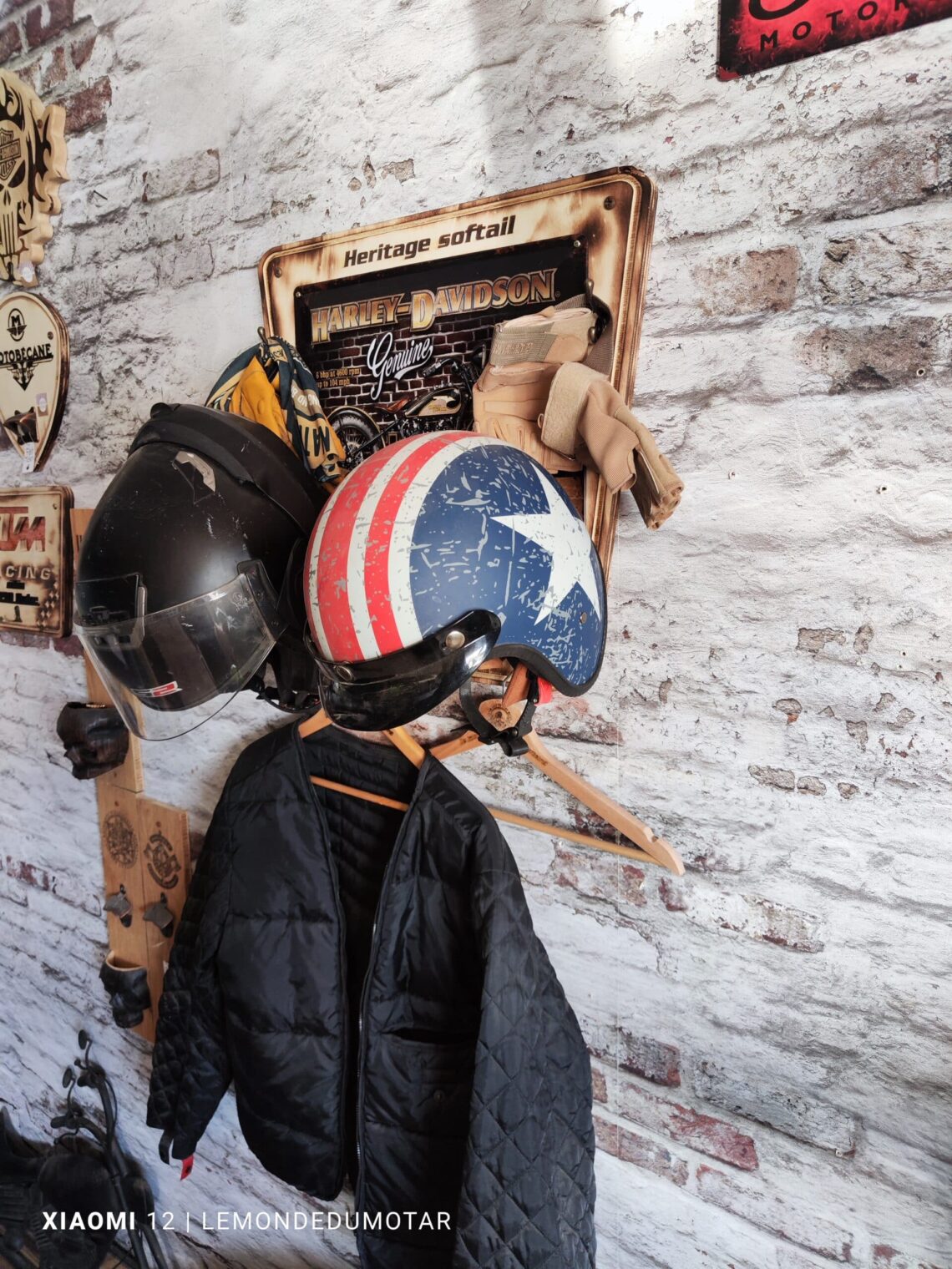 Support Mural Pour Casque Moto - Porte-casque Avec 2 étagères Et Crochets - Organisez Votre Entrée Ou Garage