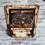 Duo porte casque pour deux avec une plaque métallique Nostalgic Arts qui forme un ensemble porte casque exclusif