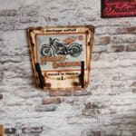 Duo porte casque pour deux avec une plaque métallique Nostalgic Arts qui forme un ensemble porte casque exclusif