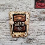 mise en situation de notre porte casque moto duo Plaque officiel Harley Davidson avec des boules en bois