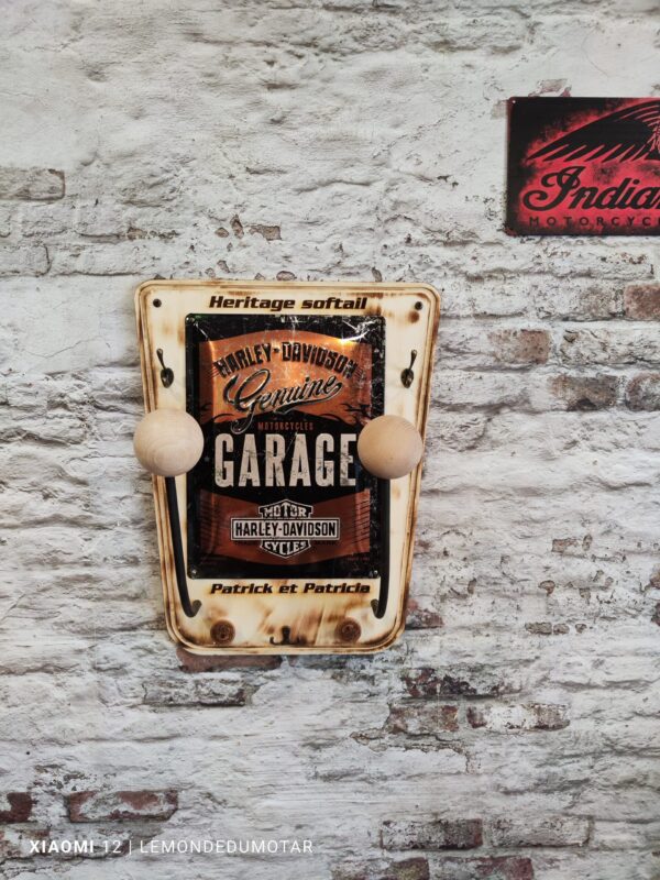 mise en situation de notre porte casque moto duo Plaque officiel Harley Davidson avec des boules en bois