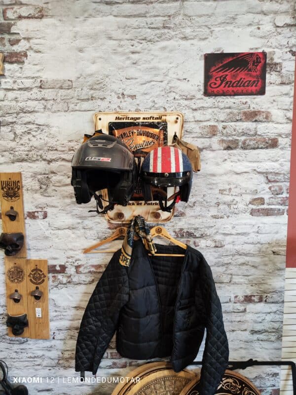 mise en situation de notre porte casque moto duo Plaque officiel Harley Davidson