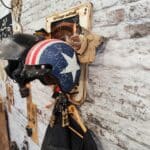 Vue de coté d'un porte casque Harley Davidson double casque en situation n