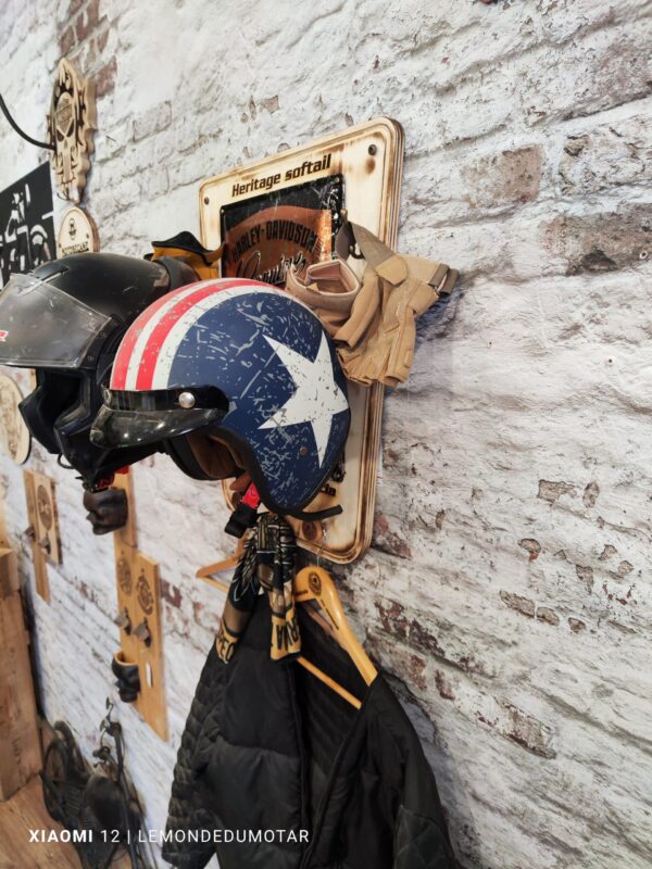 Vue de coté d'un porte casque Harley Davidson double casque en situation n