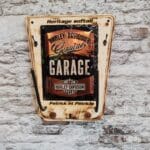 mise en situation de notre porte casque moto duo Plaque officiel Harley Davidson Garage