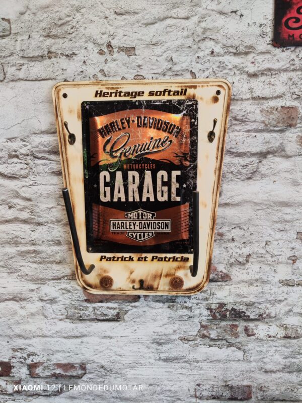 mise en situation de notre porte casque moto duo Plaque officiel Harley Davidson Garage
