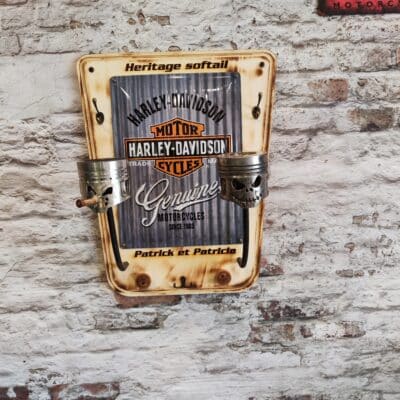 mise en situation de notre porte casque moto duo Plaque officiel Harley Davidson avec deux piston décoratif