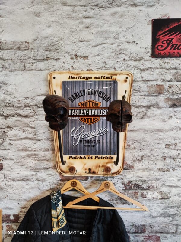 mise en situation de notre porte casque moto duo Plaque officiel Harley Davidson avec des tête en bois sculpté