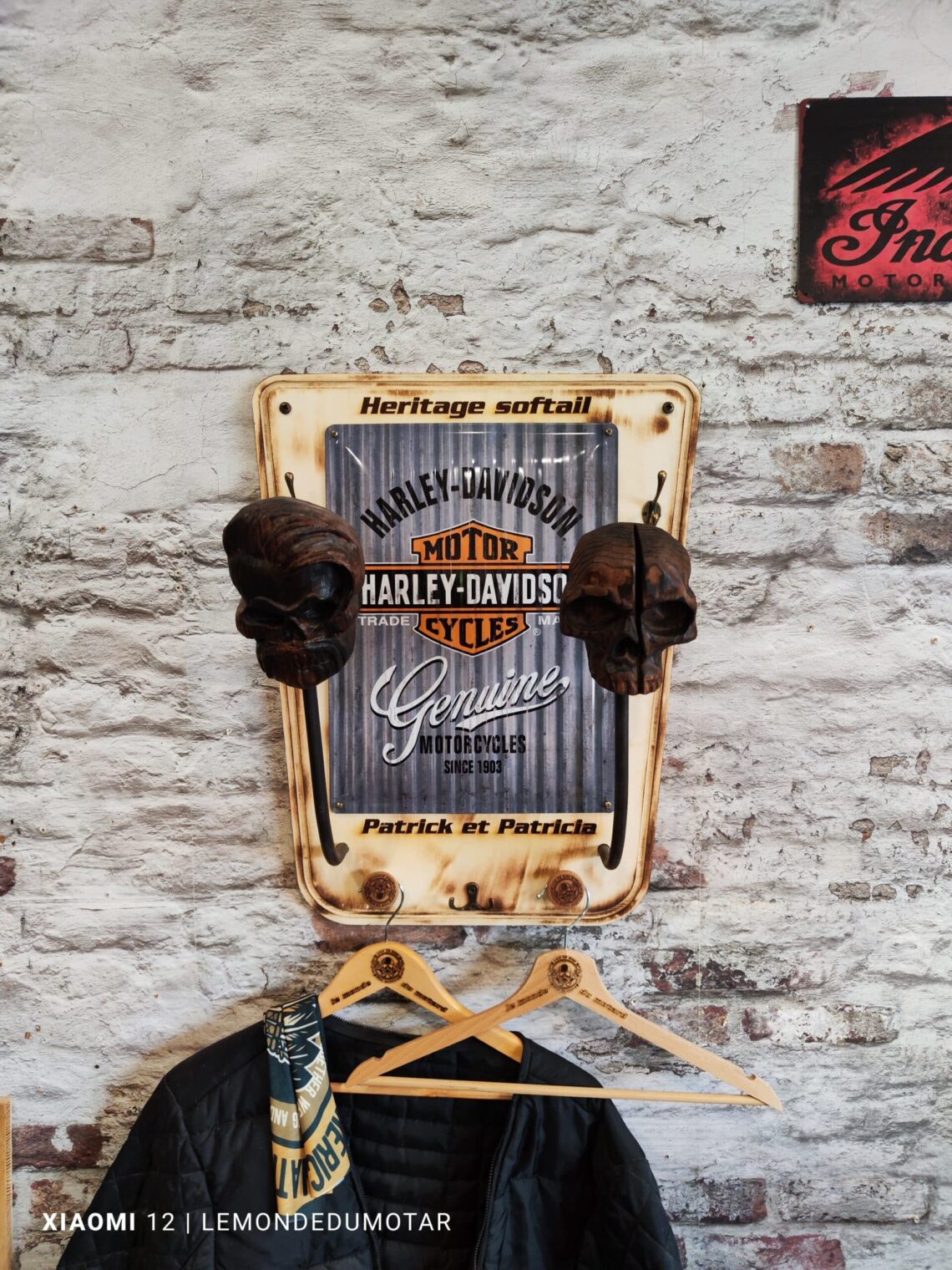 mise en situation de notre porte casque moto duo Plaque officiel Harley Davidson avec des tête en bois sculpté
