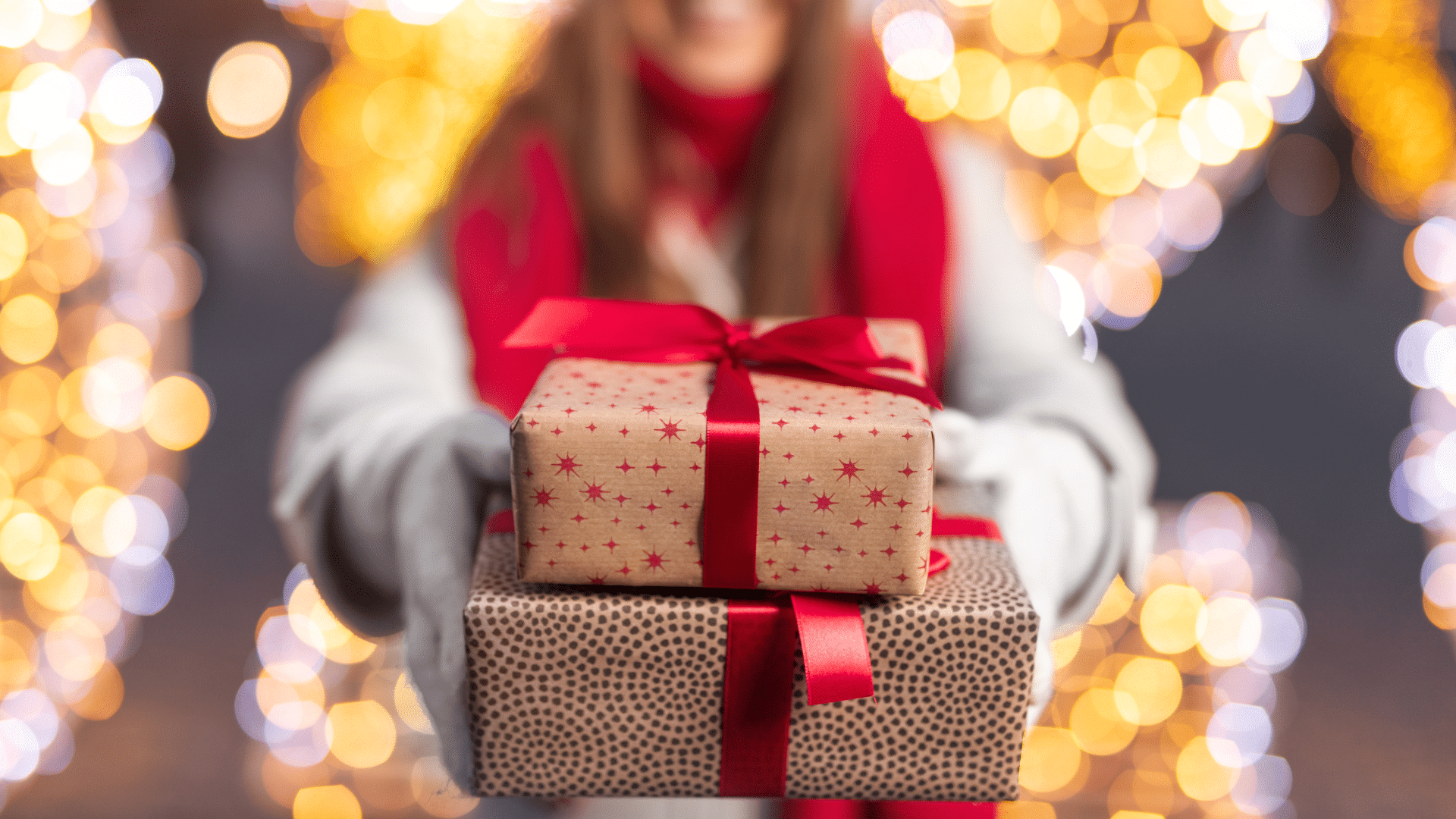 une femme qui offre un cadeau à un homme