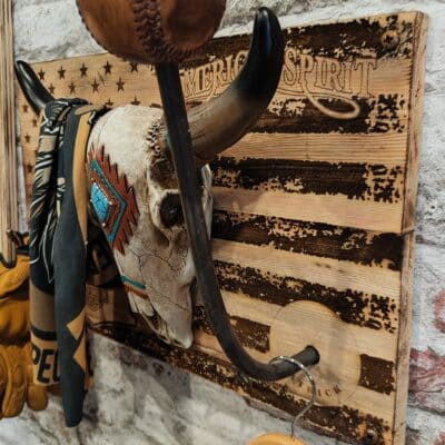 Plateau en bois graver ave le drapeau des USA orné d'un crâne de vache en résine peinte a la main et un support casque boule en cuir