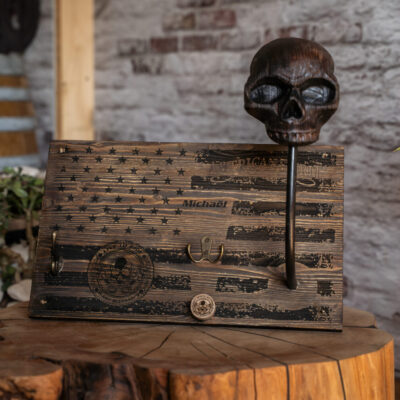 Porte-Casque Moto American Spirit – L'Âme de la Liberté sur un plateau en bois avec le drapeau USA