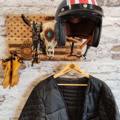 Porte casque moto sur un plateau en bois massif ornée d'un crâne de buffle en résine avec ses accessoires