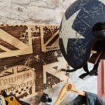 Plateau en bois massif gravé avec le drapeau britannique avec un ornement Triumph