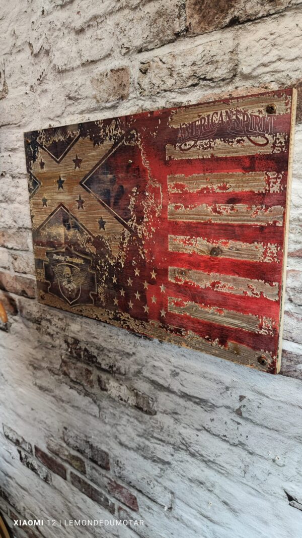 Plaque murale vintage avec drapeau américain et logo Harley-Davidson , décoration moto sur mur en briques