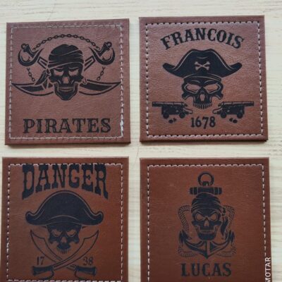 Sous-verres en cuir PU marron de 10 cm avec gravures laser : motifs de pirate, nom 'FRANÇOIS', signal 'DANGER', et prénom 'LUCAS', bordures chaînées et coutures blanches