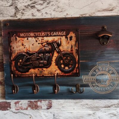Porte-manteau mural en bois vintage avec décapsuleur  bouteille et motif de moto
