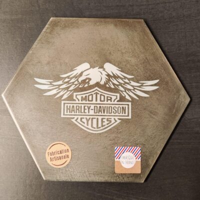 Sous-plat hexagonal en céramique gravée avec logos Harley Davidson, Triumph et American Motorcycles