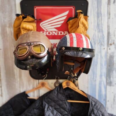 Porte casque moto duo Honda avec finition carbone et plaques métalliques Nostalgic Art sous licence, crochets pour accessoires moto.