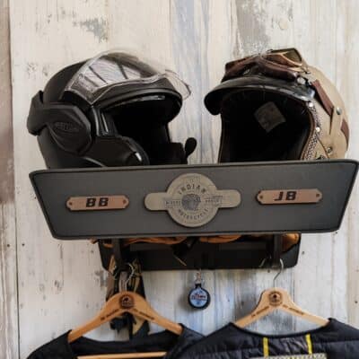 Support casque moto mural en cuir noir et métal avec logo Indian Motorcycle, crochets pour accessoires.