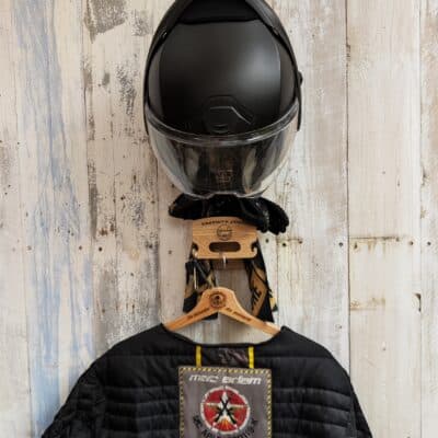 Porte casque moto "LE Baby" en chêne massif, avec personnalisation par plaque métallique ou gravure sur Kromat, multifonctionnel.