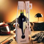 Casse-tête Laguiole en bois avec une bouteille de vin, élégant et personnalisé.
