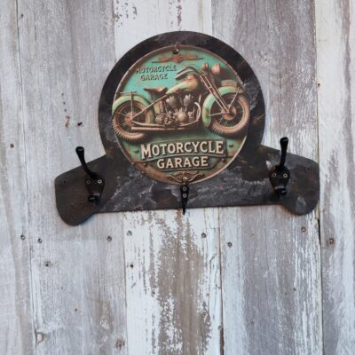 Porte-manteaux "Motorcycle Garage" avec plaque métallique ronde et crochets en métal, pour organiser casque et accessoires moto.