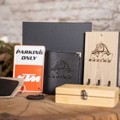Coffret cadeau KTM Racing complet avec accessoires cuir gravés, support mural, plaque métal et kit vin.