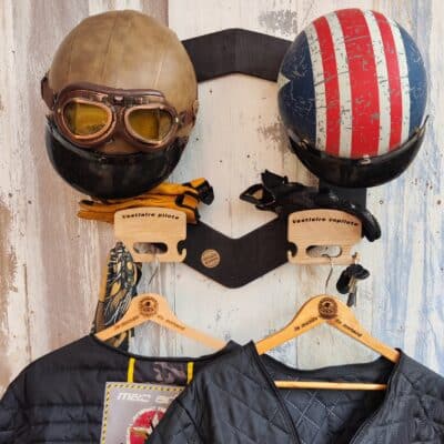 porte casque avec plusieurs emplacements pour casque et accessoires motard