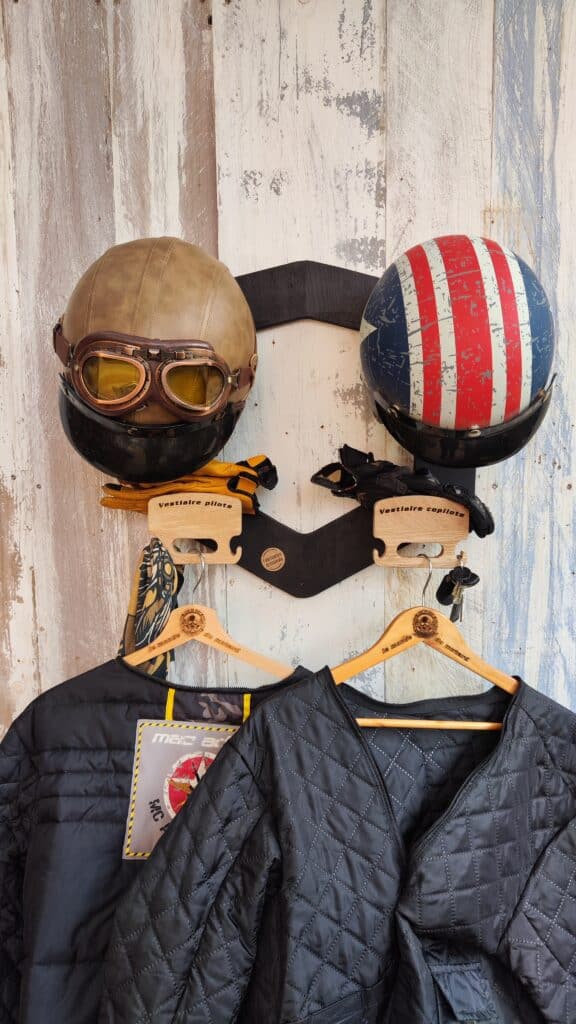 porte casque avec plusieurs emplacements pour casque et accessoires motard