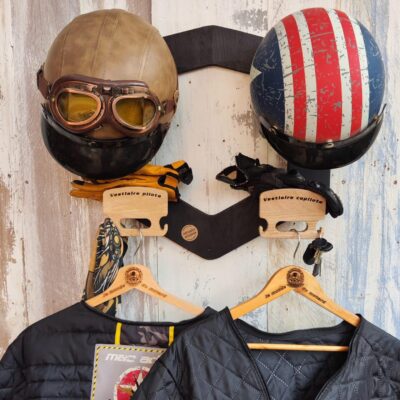 porte casque avec plusieurs emplacements pour casque et accessoires motard