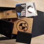 Coffret cadeau motard avec accessoires en cuir cousus main, support à clés en chêne, couteau Laguiole et plaque vintage, personnalisable avec marque moto.