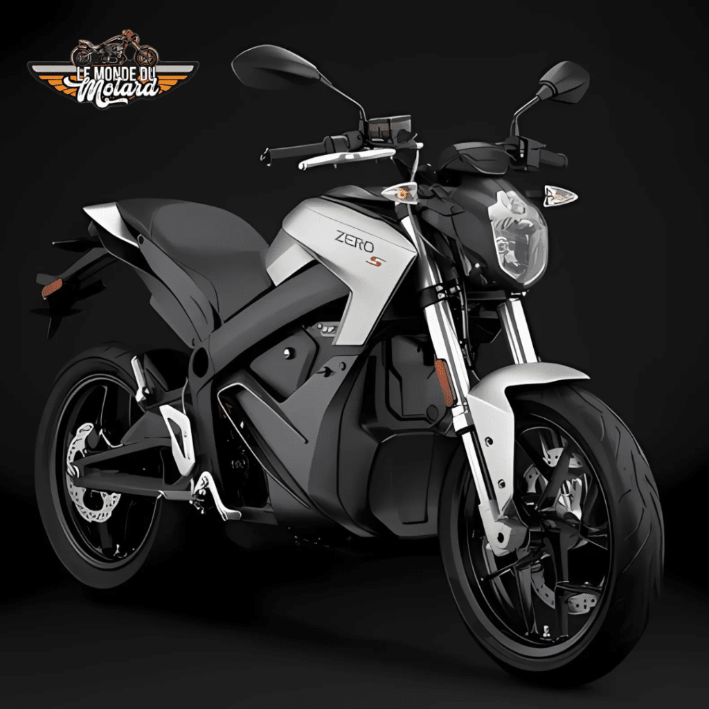 Moto électrique Zero S, modèle au design futuriste, sur fond noir avec le logo Le Monde du Motard.