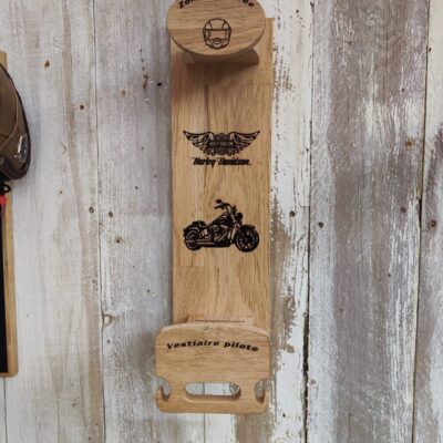 Porte casque en chêne avec une moto et logo harley graver