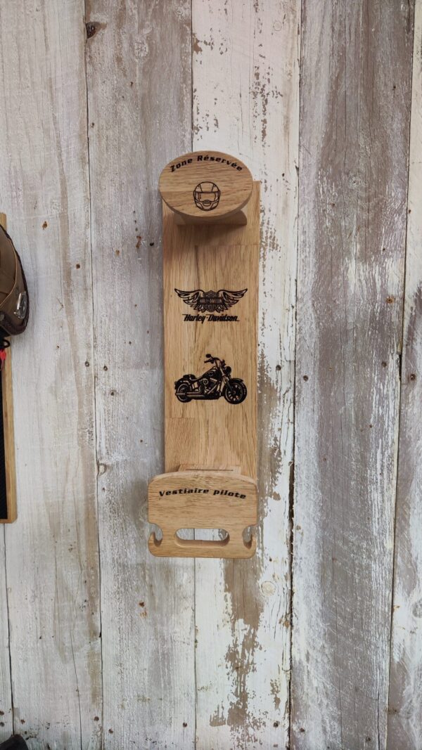 Porte casque en chêne avec une moto et logo harley graver