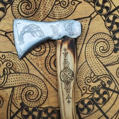 Hache Viking gravée