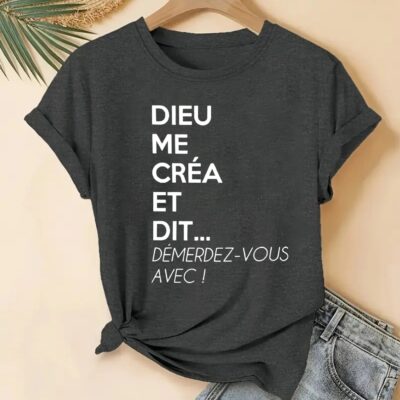 T-shirt femme drôle "Dieu me créa" – Haut col rond, coupe décontractée, manches courtes, citation percutante pleine de caractère