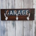 Porte manteaux mural garage avec plaque métal vintage et crochets en fonte blanche et bronze
